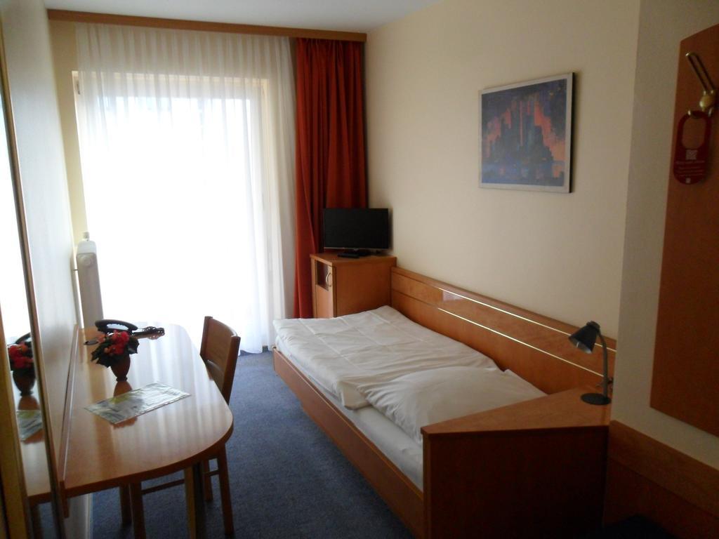 Hotel Europa Pforzheim Ruang foto